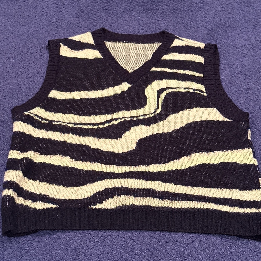 Cropped. Sweater vest